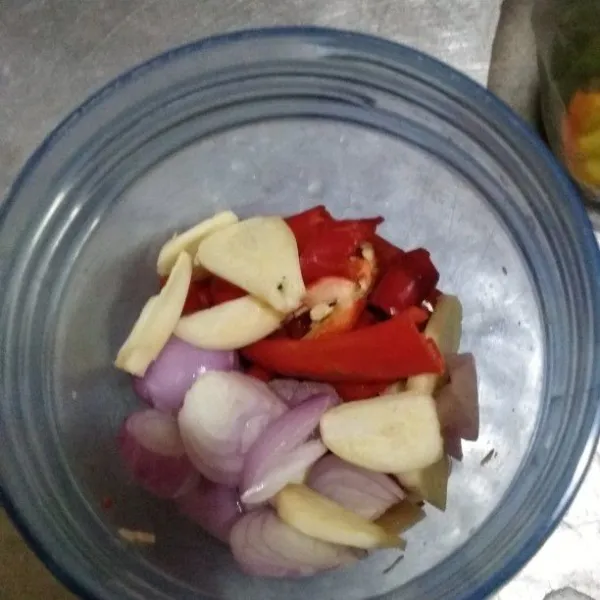 Haluskan cabe merah, bawang merah, dan bawang putih.