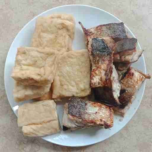 Tahu dan bandeng dipotong-potong lalu digoreng sampai matang.