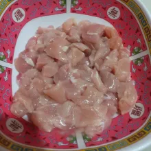 Sediakan ayam yang sudah di fillet/potong kecil. Jangan lupa untuk dicuci terlebih dahulu