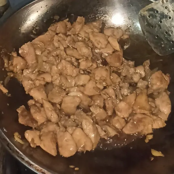 Apabila ayam telah berubah warna menjadi pucat, kita dapat menambahkan air secukupnya (optional)