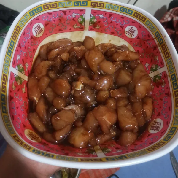Siram ayam yang telah dicuci dengan menggunakan bumbu teriyaki, sedikit kecap manis dan gula pasir. Aduk merata dan diamkan selama 15 menit.