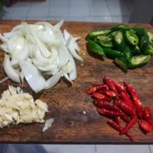 Selagi menunggu ayam meresap, mari kita cincang bawang bombay, bawang putih, cabe merah, dan cabe hijau besar.