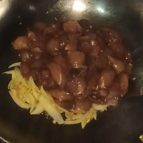 Setelah bawang sudah agak layu, masukkan ayam fillet yang telah didiamkan selama 15 menit dengan bumbu teriyaki.