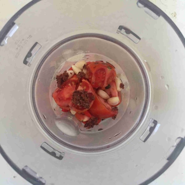 Blender halus cabe rawit merah, tomat, terasi bawang putih, sisihkan.