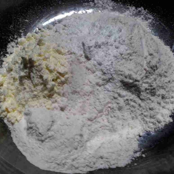 Campur tepung terigu, susu bubuk, baking powder, dan garam. Aduk rata dan sisihkan.