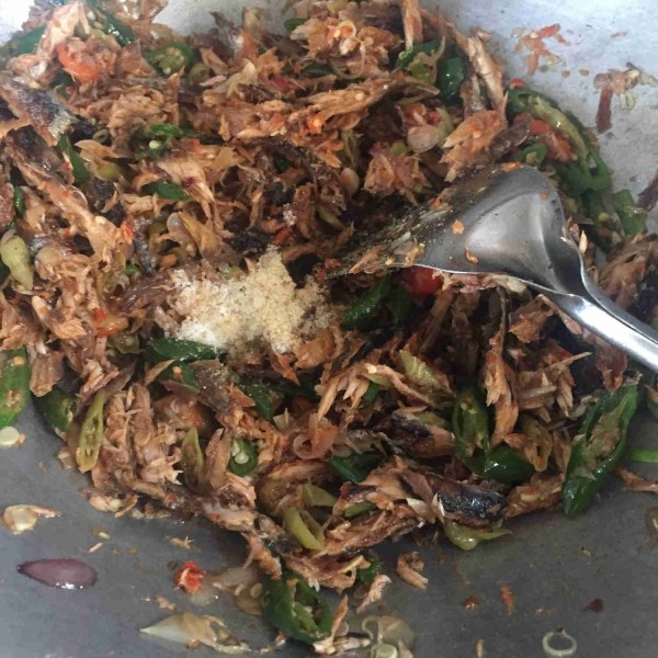 Tambahkan gula, garam, penyedap rasa, masak sampai semua bahan matang.