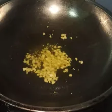 Cairkan margarin 2 sendok makan dengan menggunakan api sedang. Setelah mentega cair, tambahkan bawang putih yang telah di cincang halus.