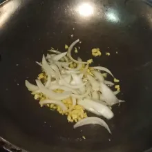 Setelah bawang putih sudah tercium wanginya, selanjutnya kita masukin bawang bombay yang telah di potong