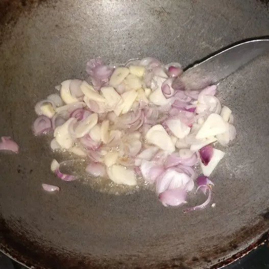 Tumis bumbu di wajan terpisah.