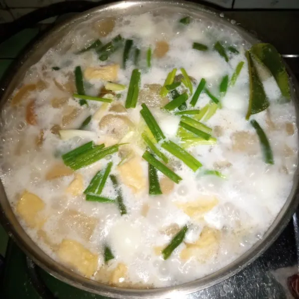 Masukkan irisan daun bawang, koreksi rasa.