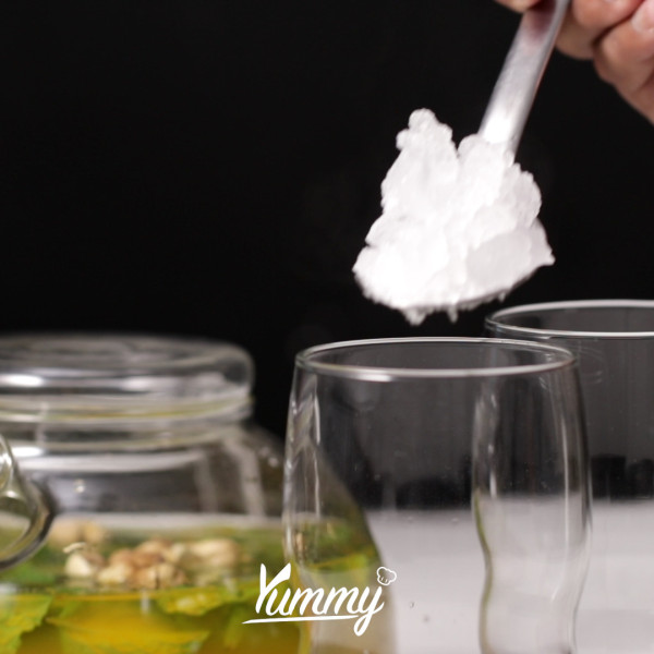 Siapkan gelas lalu tambahkan dengan es batu dan potongan lemon kedalamnya.