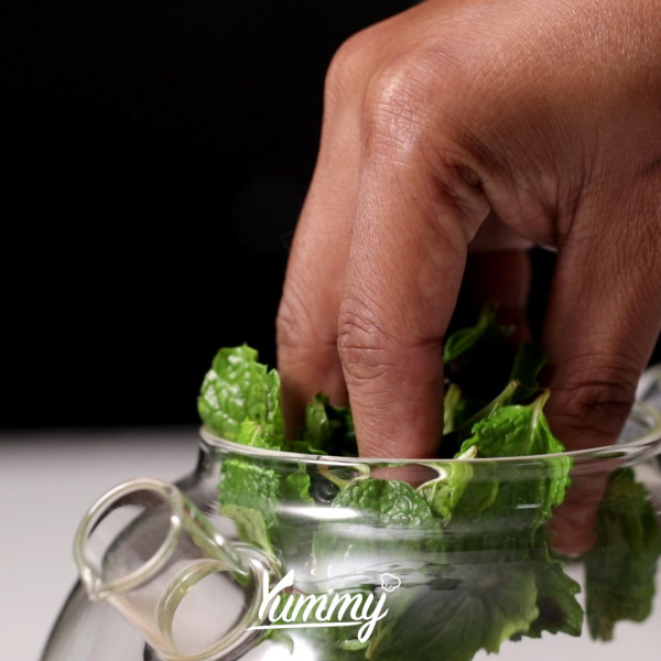 Tambahkan cincangan daun mint kedalamnya lalu tuangkan juga air dingin kedalamnya.