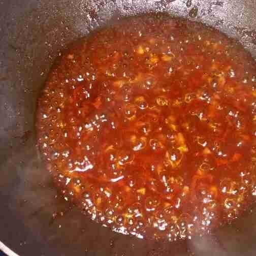 Tambahkan saus tiram, saus tomat, lada, kecap inggris, kecap asin dan air