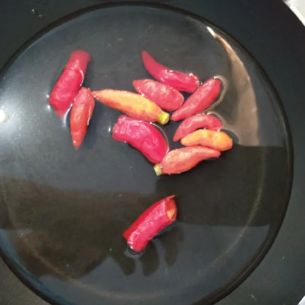 Rebus cabai rawit dan cabai merah sampai layu.