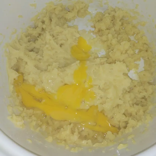 masukkan satu per satu telur, lalu kocok hingga tercampur, masukkan adonan kedalam plastik dan beri spuit bintang. panaskan minyak