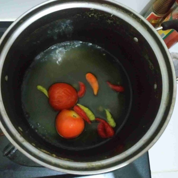 rebus cabe rawit dan tomat sampai layu.