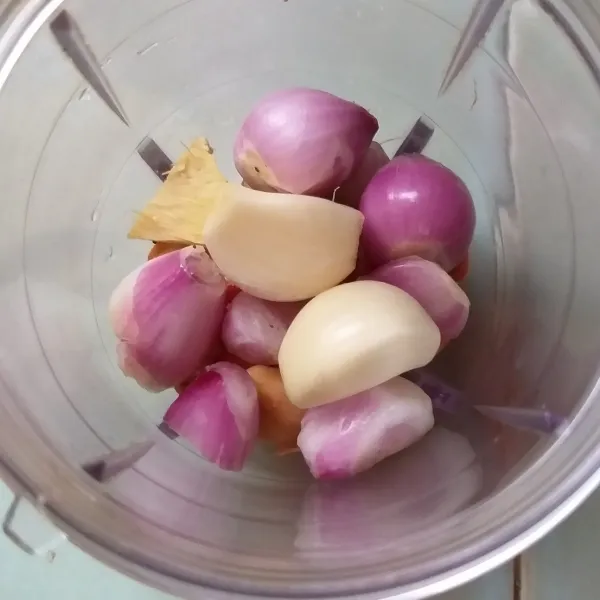 siapkan bumbu halus: bawang merah, bawang putih, jahe, kunyit, kemiri, dan ebi.