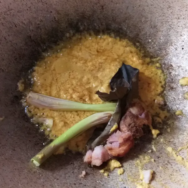 masukan semua bumbu, dan tumis hingga harum. setelah itu, masukan santan, tunggu hingga panas.