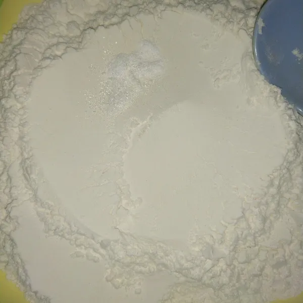 campurkan tepung terigu, baking powder dan vanilli. sisihkan