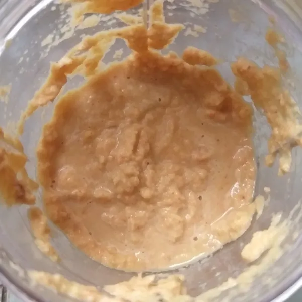 setelah bumbu halus, panaskan minyak di atas wajan untuk menumis.