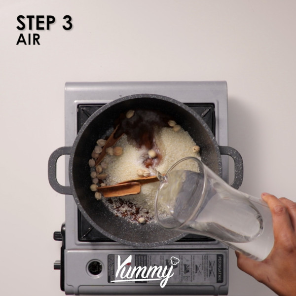 Dengan api  besar, tambahkan air ke dalam panci lalu aduk hingga tercampur rata dan panaskan hingga mendidih.