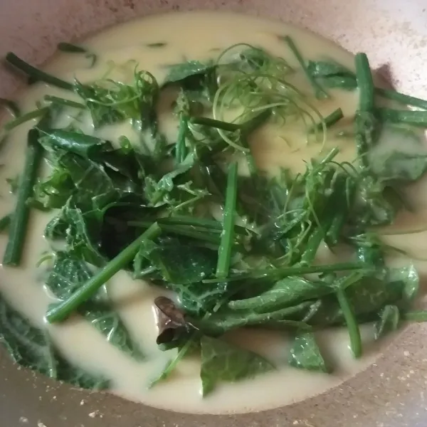 masukan pucuk daun labu ke dalam wajan, masak hingga empuk (tambah air sedikit-sedikit jika kuah menyusut, hingga daun labu menjadi empuk), jangan lupa beri garam dan gula secukupnya.