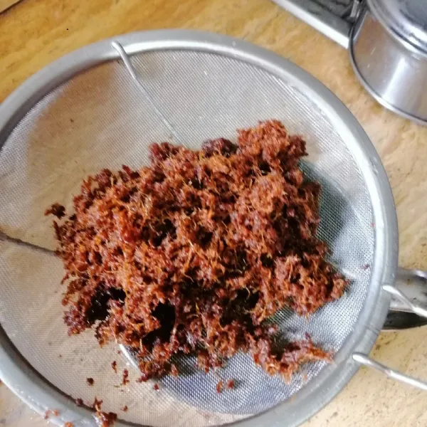 goreng lengkuas yang sudah diparut bumbui dengan royco secukupnya dan garam, jika sudah matang taburi di atas ayam yang sudah digoreng tadi
