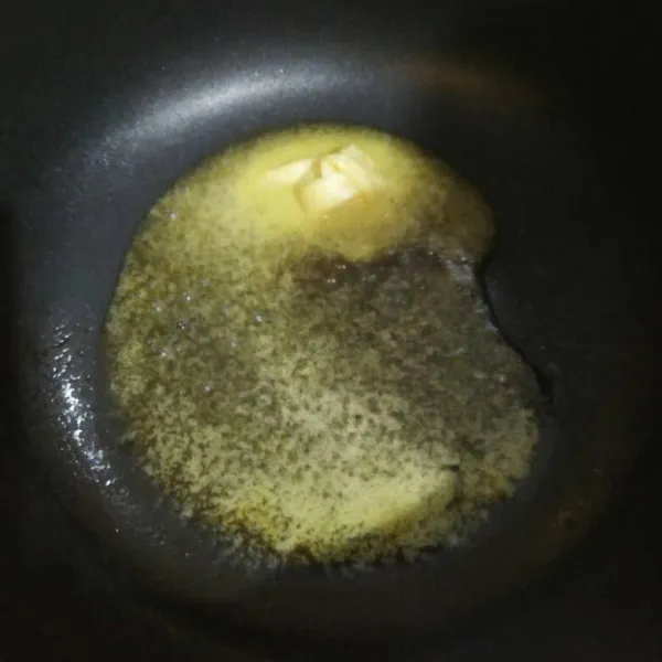 Panaskan 2 sdm margarin, masukkan udang. Masak sampai udang berubah warna. Angkat dan sisihkan.