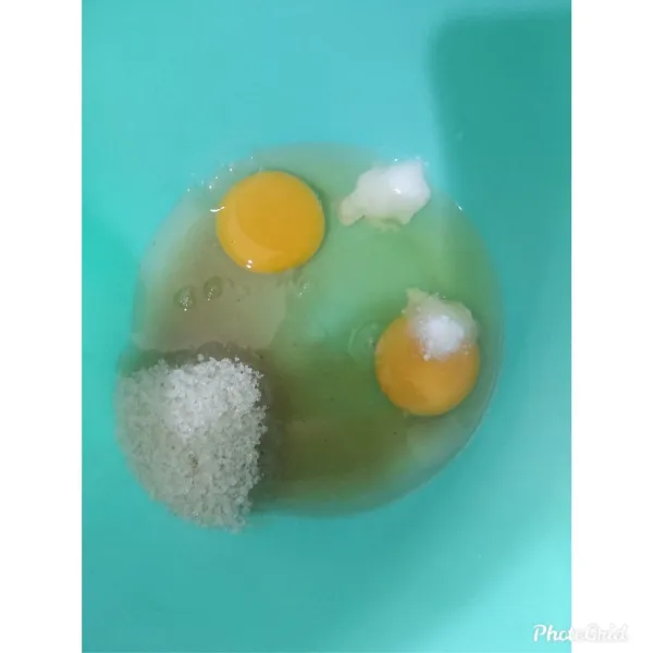 kocok telur, gula, soda kue dan vanili hingga berwarna putih mengental