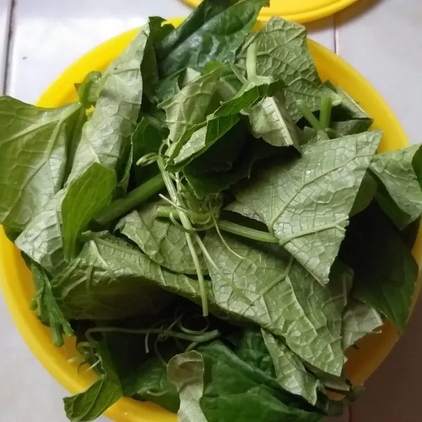 cuci pucuk daun labu siam, potong-potong sesuai selera.