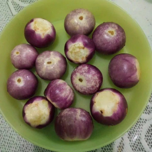 Cuci bersih terong bulat