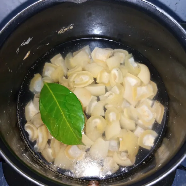 Rebus kulit sapi bersama 1 lembar daun salam sampai empuk.