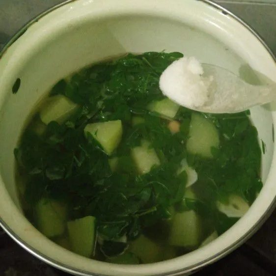 Tambahkan gula, garam, dan kaldu jamur