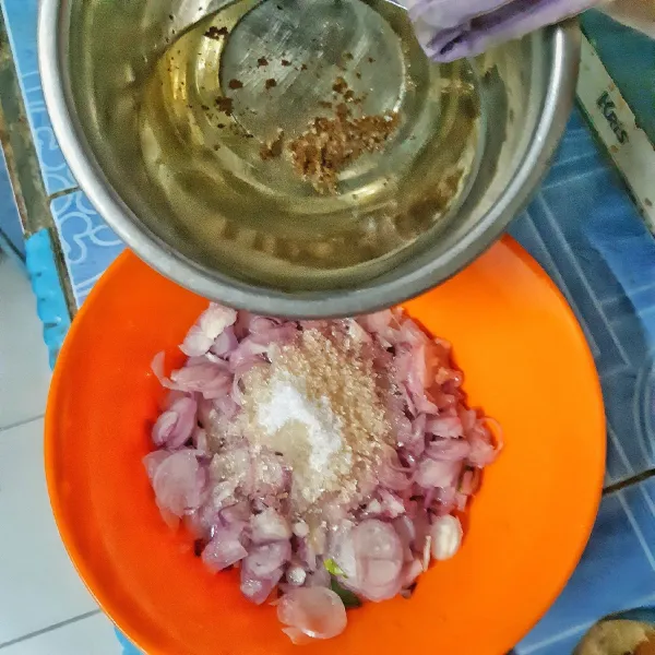 Tuang minyak ke bahan sambal.