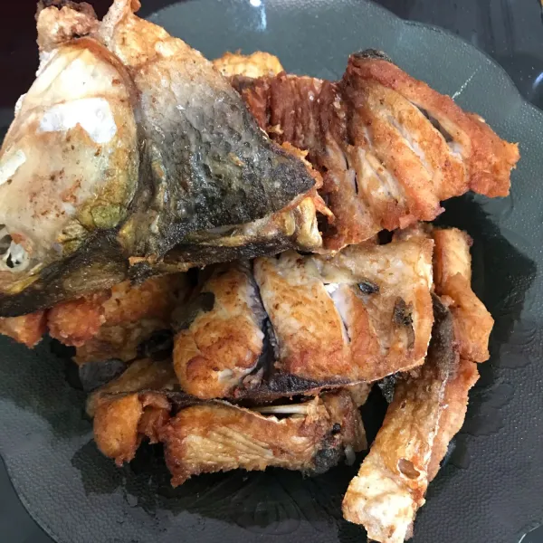 marinasi ikan bandeng dgn perasan jeruk nipis dan sedikit garam. lalu goreng dan sisihkan.