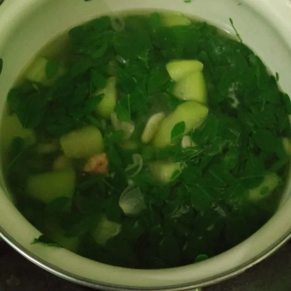 Setelah labu siam agak empuk masukkan daun kelor, tunggu hingga matang