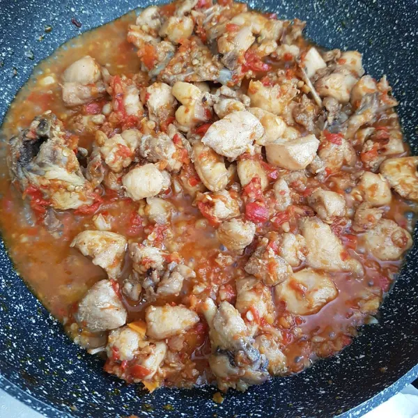 Setelah bumbu mendidih,masukkan ayam yang sudah di goreng tadi. Aduk rata. Masak hingga air menyusut dan bumbu meresap. Koreksi rasa dan siap di sajikan.