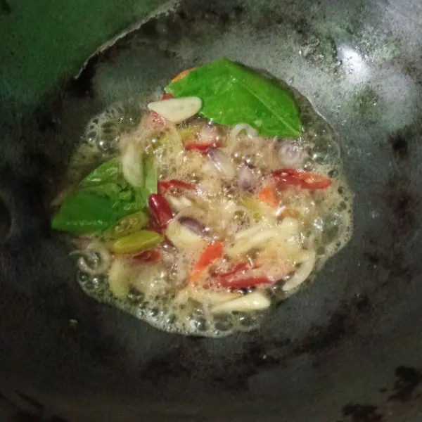 Siapkan penggorengan dan minyak, tumis bumbu