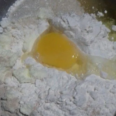 campur bahan roti : tepung, ragi (pastikan baru dan aktif), telur, gula dan susu bubuk.Aduk menggunakan spatula atau sendok nasi.