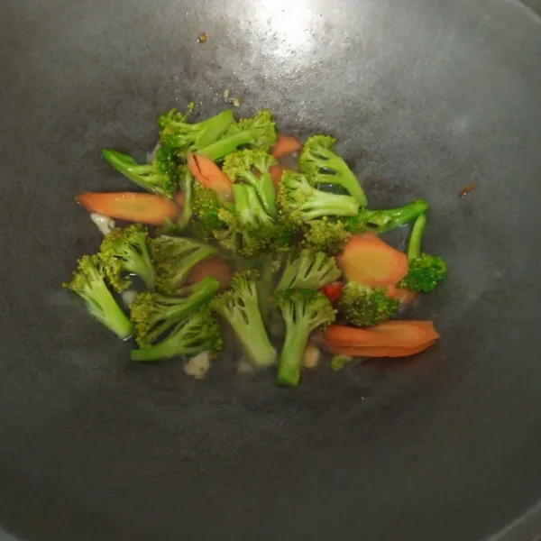 masukkan brokoli dan wortel tambahkan sedikit air masak sampai sayuran empuk