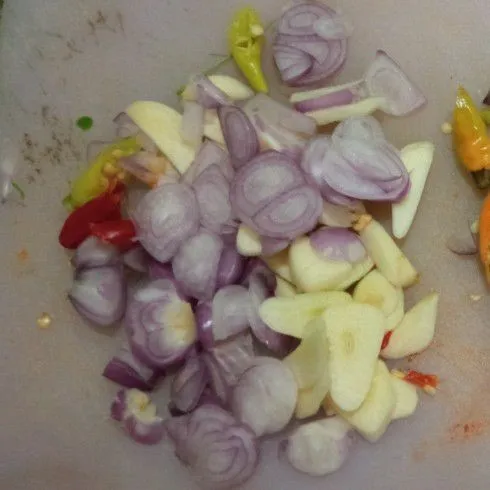 Siapkan bumbu, iris tipis bawang merah, bawang putih, dan cabai kecil