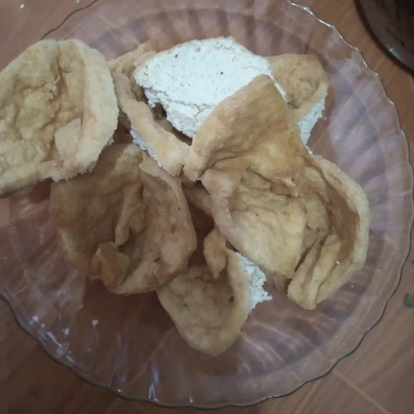 potong tahu, balik  tahu bagian putih di luar