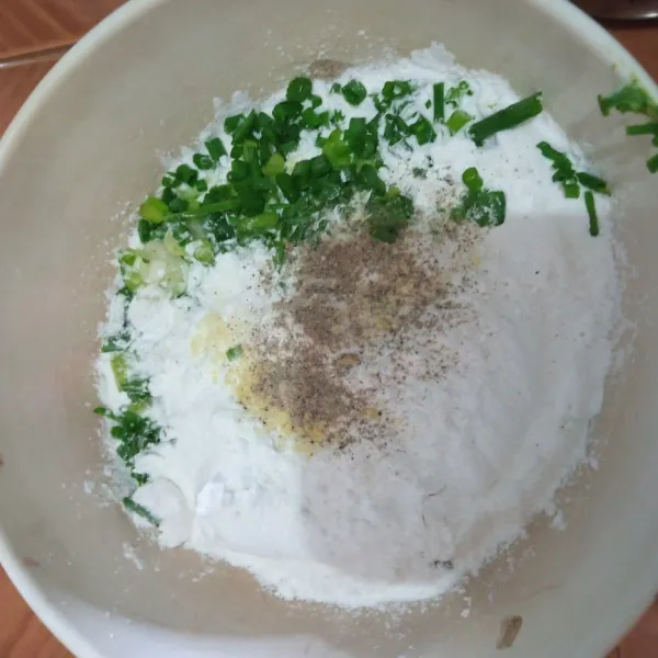 campurkan tepung, Royco ayam, dan garam, merica bubuk, daun bawang jadi satu