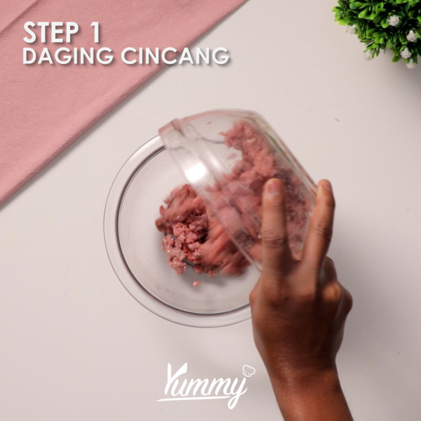 Campurkan daging cincang, bawang putih bubuk, bawang bombay bubuk, cabai kering, paprika bubuk, garam dan penyedap dalam satu wadah lalu aduk hingga tercampur rata.