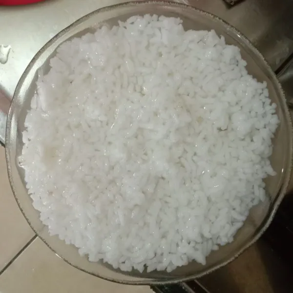 rendam nasi selama 1 jam, kemudian angkat lalu tiriskan