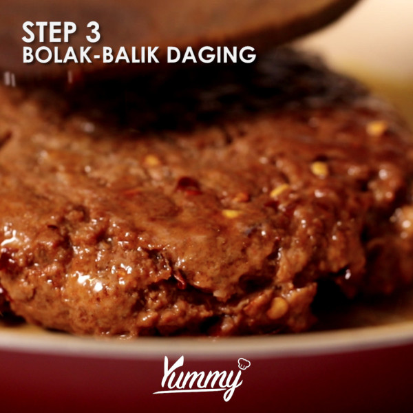 Bolak-balik daging agar matang kedua sisinya. Setelah matang angkat dan sisihkan.