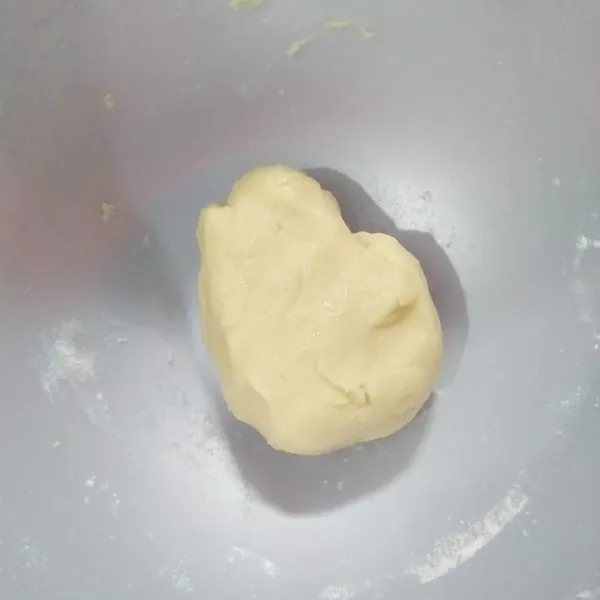 Kulit Dalam : Masukkan tepung terigu dan margarin, aduk hingga menjadi berbulir. Kemudian masukkan minyak goreng, aduk hingga tercampur rata.