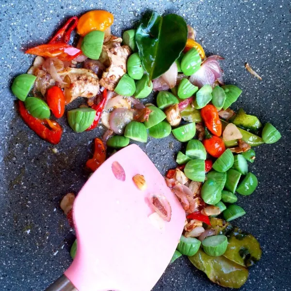 Masukkan petai, aduk sebentar