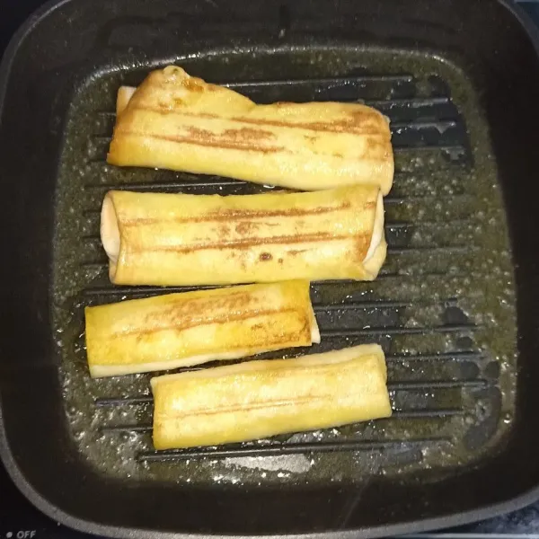 Lalu grill atau panggang di wajan yang sudah di olesi 1 sdm margarin