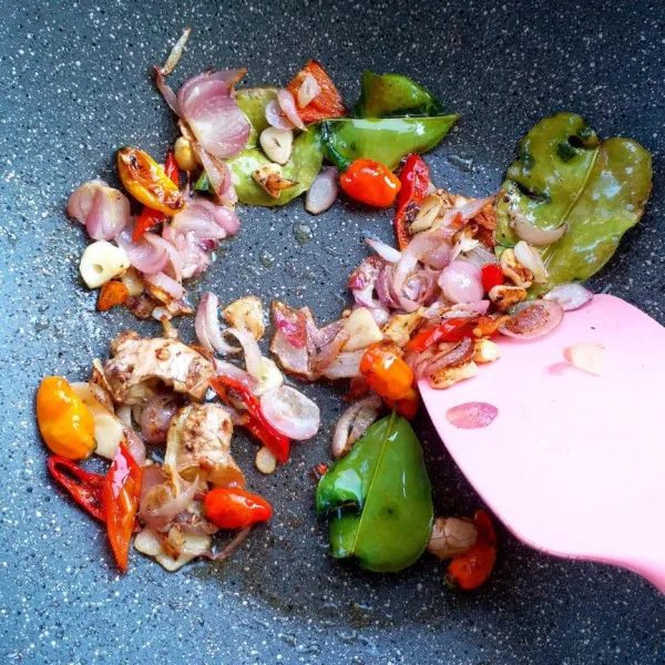 Tumis bumbu iris, jahe, cabai kecil utuh dan daun jeruk sampai wangi dan layu